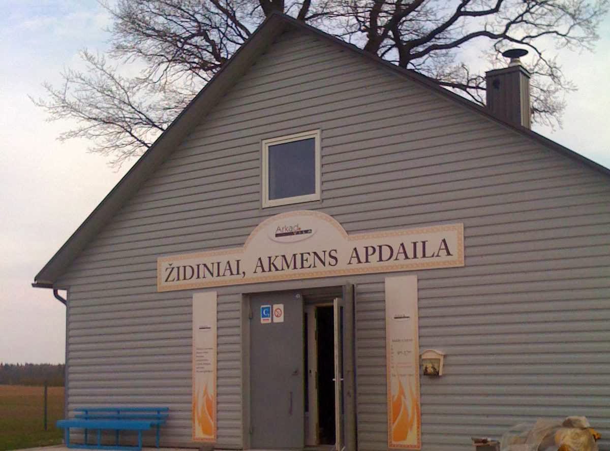 UAB „Arkadvila“ pastatas su iškaba „Židiniai, akmens apdaila“